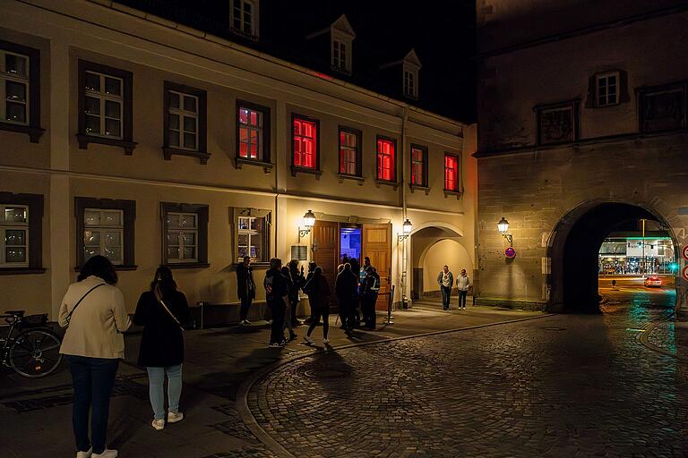 Das Kneipenfestival Honky Tonk feierte in Bad Neustadt seine Premiere. Auf den Straßen bummelten zahlreiche Besucher von Location zu Location. Das Kneipenfestival Honky Tonk feierte in Bad Neustadt seine Premiere. Auf den Straßen bummelten zahlreiche Besucher von Location zu Location.