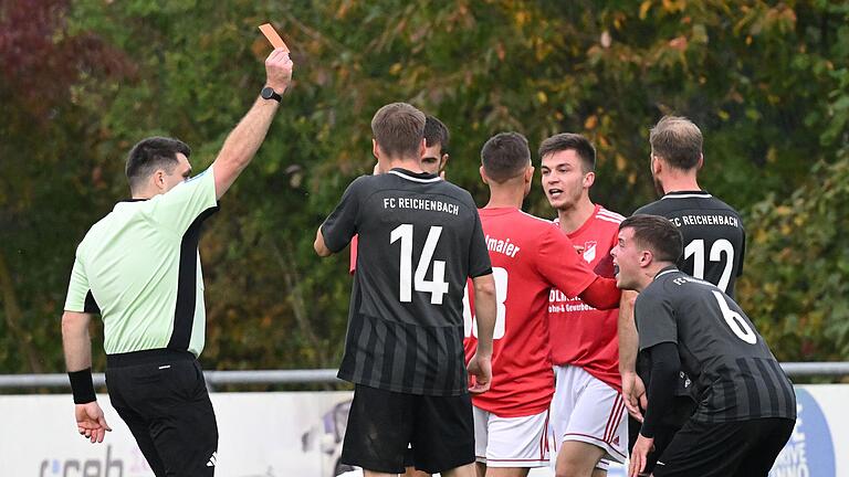 Gleich drei Platzverweise verteilte der Schiedsrichter an Spieler des FC Reichenbach bei der hitzigen Partie in Rödelmaier. In dieser Szene sieht Kevin Erhard (Nummer sechs) Rot.&nbsp;