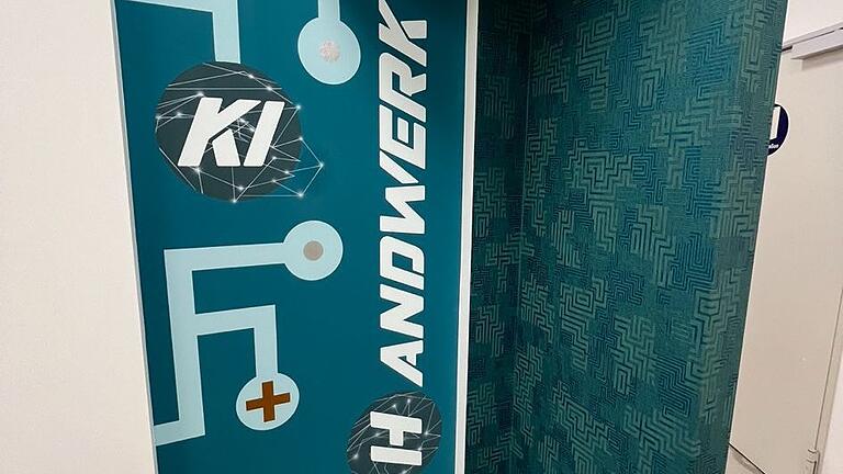 Dieses Airbrush-Wabenmuster hat Wilma Trigatti beim Landeswettbewerb der Maler- und Lackierer in Bayern zum Sieg verholfen. Dieses Airbrush-Wabenmuster hat Wilma Trigatti beim Landeswettbewerb der Maler- und Lackierer in Bayern zum Sieg verholfen.