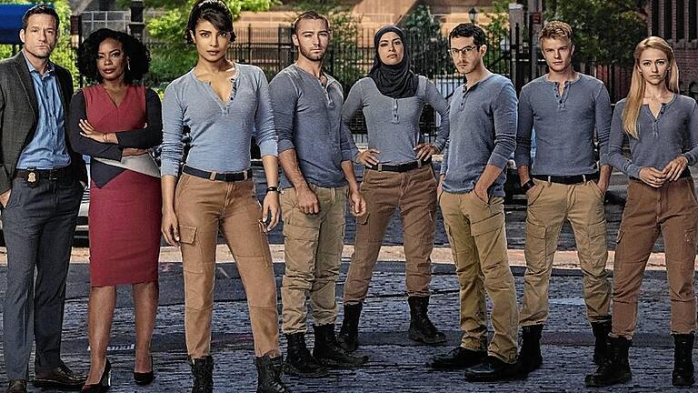 Quantico - Einer von uns       -  Priyanka Chopra als Alex Parrish (Dritte von links) ist Gesicht und Seele von &bdquo;Quantico&ldquo;. Hier ist sie mit Ausbildern (links) und Klassenkameraden (rechts) zu sehen.