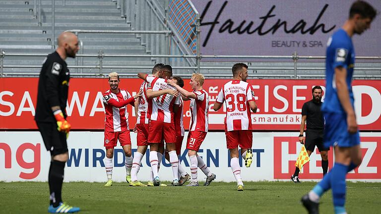 Da war das Ding durch: Die Kickers bejubeln kollektiv das 3:0 durch Torschütze Luca Pfeiffer, bei den Spielern des FC Hansa Rostock hängen die Köpfe.