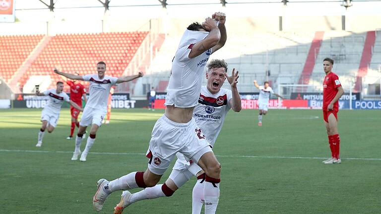 Der Glubb is a Debb, aber in vielen Statistiken Nummer 1 - nicht nur in negativen. Fabian Schleuseners (vorne) Treffer zum Klassenerhalt in der 2. Liga war für uns der emotionalste fränkische Sportmoment 2020.  Foto: Sportfoto Zink       -  Der Glubb is a Debb, aber in vielen Statistiken Nummer 1 - nicht nur in negativen. Fabian Schleuseners (vorne) Treffer zum Klassenerhalt in der 2. Liga war für uns der emotionalste fränkische Sportmoment 2020.  Foto: Sportfoto Zink