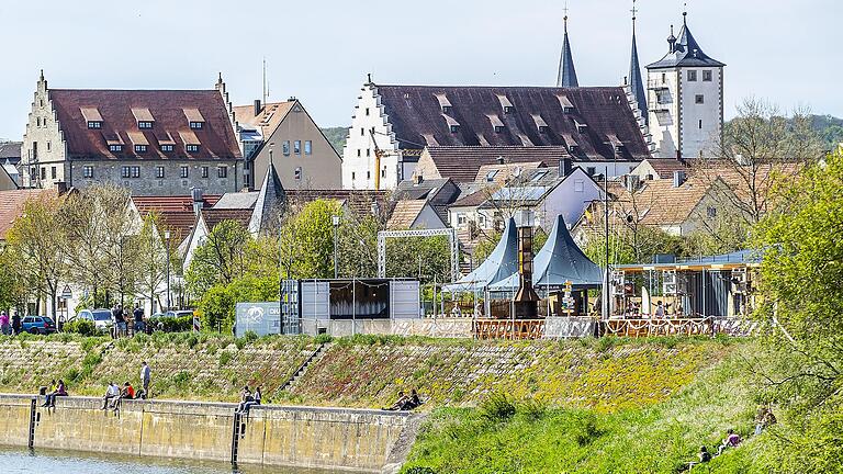 Aufgrund der andauernd niedrigen Infektionsrate im Landkreis Haßberge darf ab Donnerstag die Außengastronomie wieder öffnen. Darauf haben die potenziellen Besucher des Haßfurter Stadtstrands lange gewartet. Jetzt müsste nur noch das Wetter mitspielen. Aufgrund der andauernd niedrigen Infektionsrate im Landkreis Haßberge darf ab Donnerstag die Außengastronomie wieder öffnen. Darauf haben die potenziellen Besucher des Haßfurter Stadtstrands lange gewartet. Jetzt müsste nur noch das Wetter mitspielen.