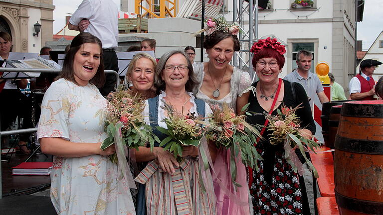 Ohne 'die Jungfrauen von Eltmann' wären die Biertage fast unvorstellbar, denn sie begrüßen die Ehrengäste mit Blumensträußchen und kleinen Präsenten. Ohne 'die Jungfrauen von Eltmann' wären die Biertage fast unvorstellbar, denn sie begrüßen die Ehrengäste mit Blumensträußchen und kleinen Präsenten.