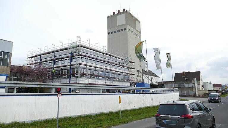 In dieses Gebäude in der Gemündener Straße von Karlstadt zieht bald die Firma Schneider Solar aus Stetten. Bis vergangenes Jahr hatte hier noch der Corona-Masken-Hersteller 'Livinguard' seinen Sitz. In dieses Gebäude in der Gemündener Straße von Karlstadt zieht bald die Firma Schneider Solar aus Stetten. Bis vergangenes Jahr hatte hier noch der Corona-Masken-Hersteller 'Livinguard' seinen Sitz.