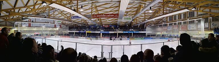 Volles Haus: In den Schweinfurter Icedome, aber auch ins alte Freiluft-Stadion kamen teils über 2000 Fans. Das Dach wurde 1999 gebaut.&nbsp;