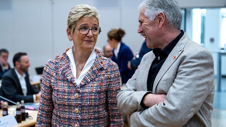 Freundliche Stimmung vor der 3. Metall-Tarifrunde in München       -  Freundliche Stimmung: Die Verhandlungsführer der bayerischen Metall-Arbeitgeber, Angelique Renkhoff-Mücke, und der IG Metall Bayern, Horst Ott