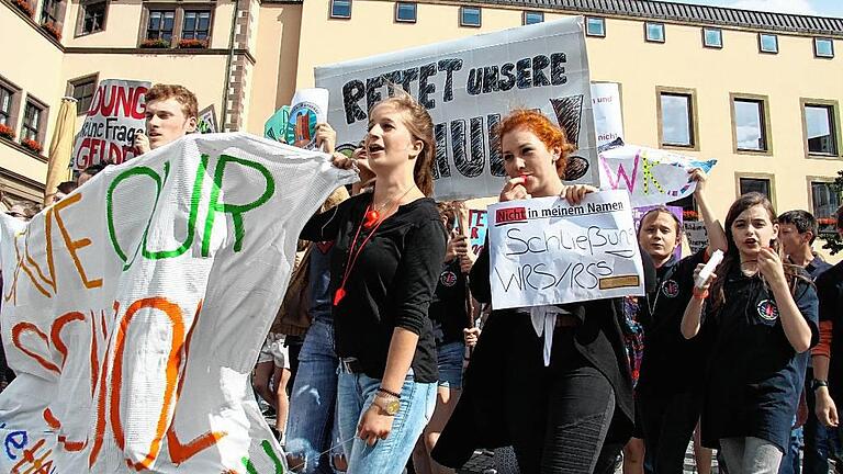 Rund 1000 Demonstranten marschierten am Montagnachmittag von den Rathenau-Schulen zum Marktplatz, um gegen die Pläne von Oberbürgermeister Sebastian Remelé und Landrat Florian Töpper, das Walther-Rathenau-Gymnasium zu schließen und die Walther-Rathenau-Realschule mit der Schonunger Realschule zu verschmelzen.