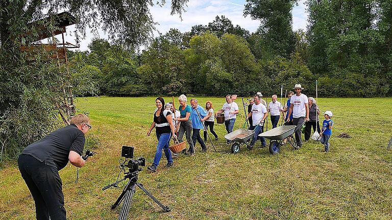 Wer will fleißige Gärtner sehen? Da kommen sie mit Kind, Kegel und Schubkarren. Fotografenmeister Peter Leutsch hat die Truppe in Szene gesetzt.