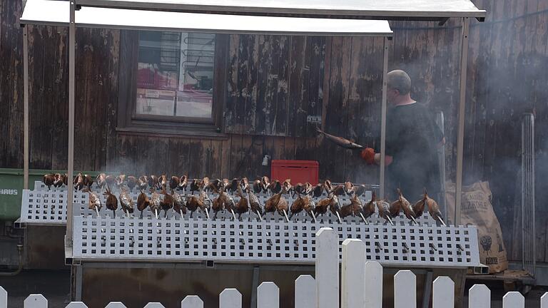 Markenzeichen der Veranstaltung in Margetshöchheim war der frisch gerillte Steckerlfisch