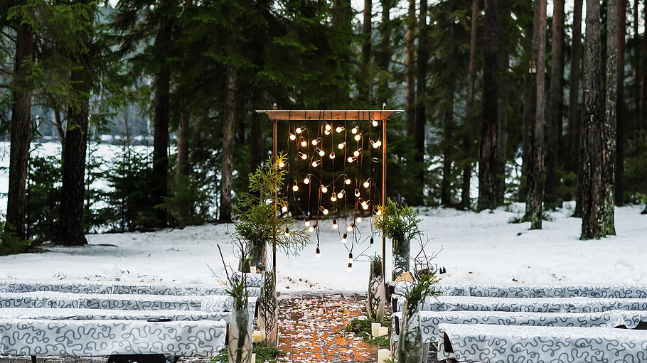 Wedding arch decorated with old light bulbs, winter.       -  Auch im Winter ist eine Trauung im Freien möglich - nur sollten Sie mit vielen Decken vorsorgen.