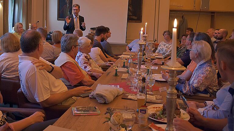 Oberbürgermeister Christian Schuchardt referierte beim Bürgerstammtisch der CSU Stadtmitte 1 im Bürgerspital über seine Vision von neuer Mobilität und Verkehrswende.