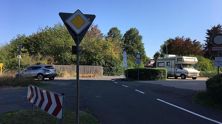 Sollte zukünftig die offizielle Einfahrt zum Berufsschulzentrum Alfons Goppel über den Geldersheimer Weg erfolgen, müsste wohl auch die Verkehrsführung in der Kurve Richtung Bahnunterführung vom Bergl kommend angepasst werden.