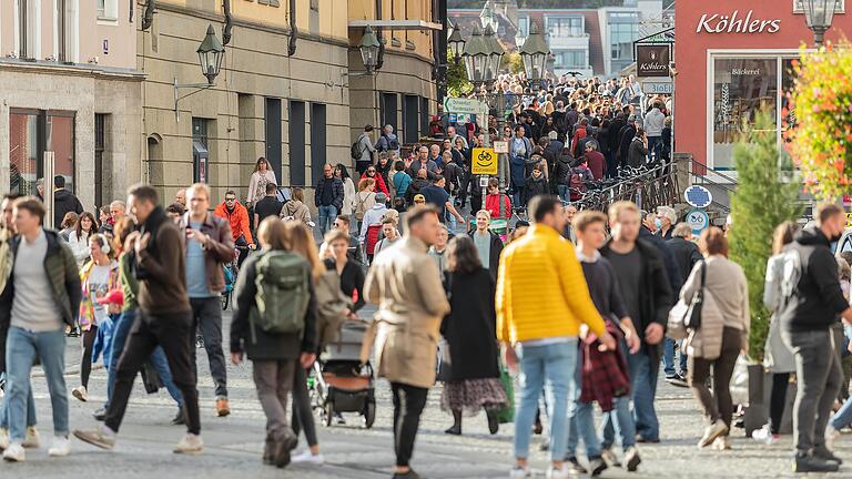 Bedürftige oder kriminelle Banden? Derzeit laufen vermehrt Bettler durch die Würzburger Innenstadt und wollen Geld von Passanten.