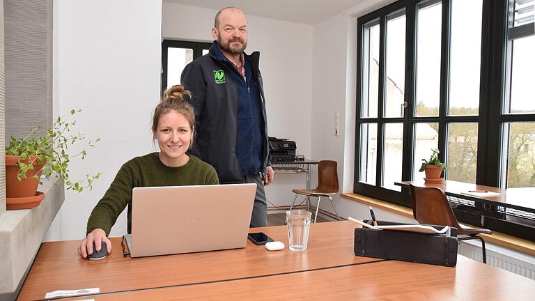 Erste Kundin im neuen Co-Working Space im Wernecker Weltkind-Haus ist die Ingenieurin Sophia Sauer aus München. Genossenschaftsvorstand Udo Rumpel steht hinter dem modernen Arbeitsplatz-Angebot.