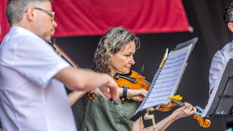Die Noten, von denen Musikerinnen und Musiker spielen (hier am beim Mozarttag des Mozartfests), sind nicht das Musikstück selbst, sondern nur eine grafische Abstraktion desselben. Die Noten, von denen Musikerinnen und Musiker spielen (hier am beim Mozarttag des Mozartfests), sind nicht das Musikstück selbst, sondern nur eine grafische Abstraktion desselben.