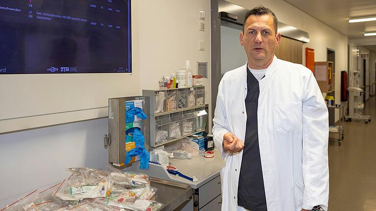 In der Zentralen Notaufnahme des Rhön-Klinikum Campus Bad Neustadt versorgen Chefarzt Dr. Michael Schneider und sein Team jährlich etwa 28.000 Patienten. In der Zentralen Notaufnahme des Rhön-Klinikum Campus Bad Neustadt versorgen Chefarzt Dr. Michael Schneider und sein Team jährlich etwa 28.000 Patienten.