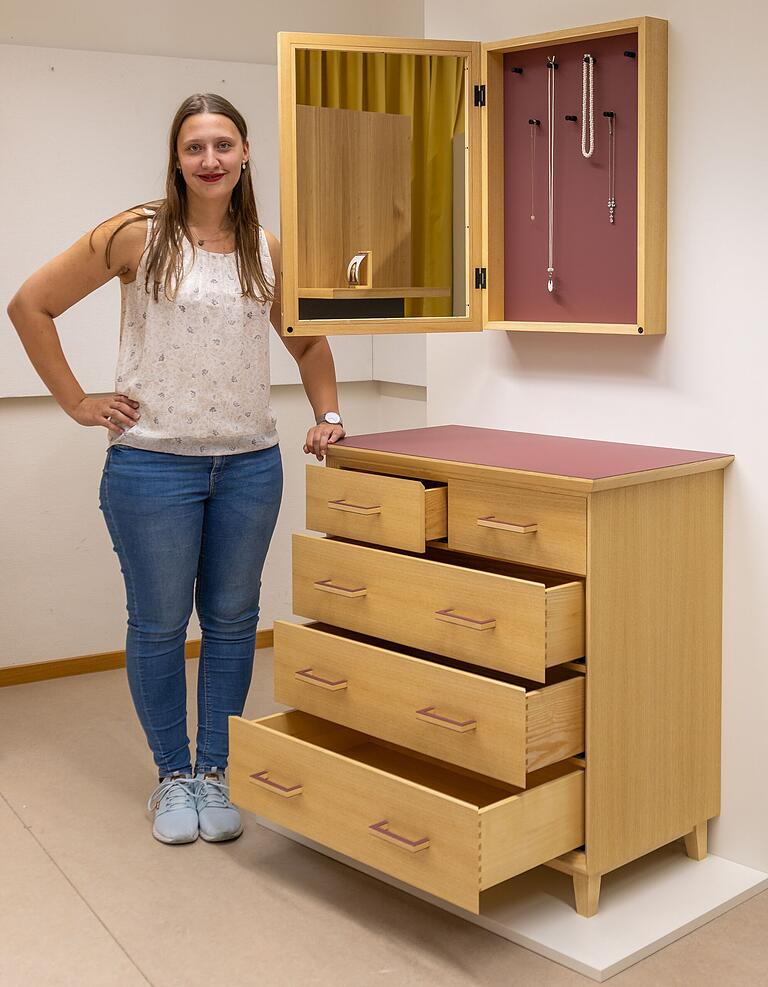 Magdalena Lehner aus Niederbayern mit ihrer Kommode für das Schlafzimmer. Meisterliches Element: 'kein Hirnholz, überall Gehrungen'. Magdalena Lehner aus Niederbayern mit ihrer Kommode für das Schlafzimmer. Meisterliches Element: 'kein Hirnholz, überall Gehrungen'.