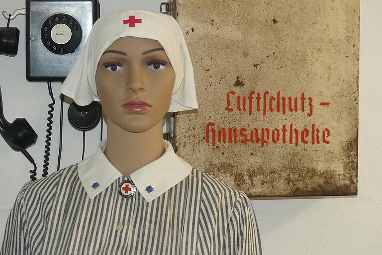 Die Sanitäter-Bekleidung stammt von Getrud Ball, die im Zweiten Weltkrieg in Grafenwöhr Verwundete betreut hat. Die Sanitäter-Bekleidung stammt von Getrud Ball, die im Zweiten Weltkrieg in Grafenwöhr Verwundete betreut hat.