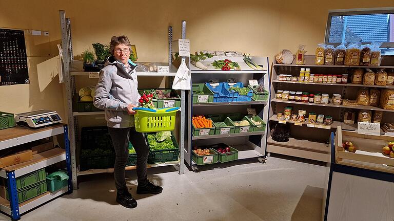 15 unterschiedliche Zwetschgensorten hat der Geesdorfer Obsthof Weiglein im Sortiment. Neben Obst verkauft Familie Weiglein auch Gemüse, Nudeln und Öl – alles aus fränkischer Produktion. 15 unterschiedliche Zwetschgensorten hat der Geesdorfer Obsthof Weiglein im Sortiment. Neben Obst verkauft Familie Weiglein auch Gemüse, Nudeln und Öl – alles aus fränkischer Produktion.