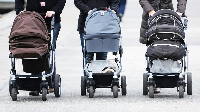 Der Kinderwagen als Tatwerkzeug: Eine 45-Jährige versucht, Waren im Wert von rund 250 Euro aus einem Drogeriemarkt mitgehen zu lassen – dafür musste ein Korb in einem Kinderwagen mit einem einjährigen Kind herhalten. Der Kinderwagen als Tatwerkzeug: Eine 45-Jährige versucht, Waren im Wert von rund 250 Euro aus einem Drogeriemarkt mitgehen zu lassen – dafür musste ein Korb in einem Kinderwagen mit einem einjährigen Kind herhalten.