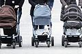 Der Kinderwagen als Tatwerkzeug: Eine 45-Jährige versucht, Waren im Wert von rund 250 Euro aus einem Drogeriemarkt mitgehen zu lassen – dafür musste ein Korb in einem Kinderwagen mit einem einjährigen Kind herhalten.