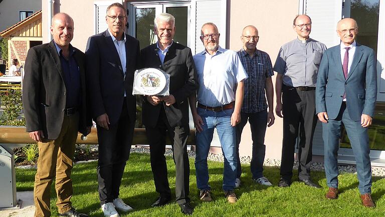 Projektleiter der Dorferneuerung, Bürgermeister, Landtagsabgeordneter, Gemeinderäte, Pfarrer und Landrat freuten sich über die Fertigstellung der neuen Ortsmitte von Theinheim. Projektleiter der Dorferneuerung, Bürgermeister, Landtagsabgeordneter, Gemeinderäte, Pfarrer und Landrat freuten sich über die Fertigstellung der neuen Ortsmitte von Theinheim.