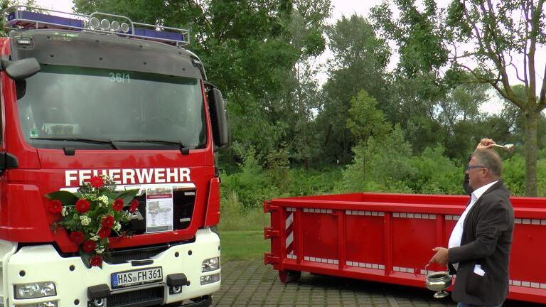Pfarrer Gerhard Barfuß und Diakon Manfred Griebel segneten die neuen Fahrzeuge der Freieilligen Feuerwehr Haßfurt.