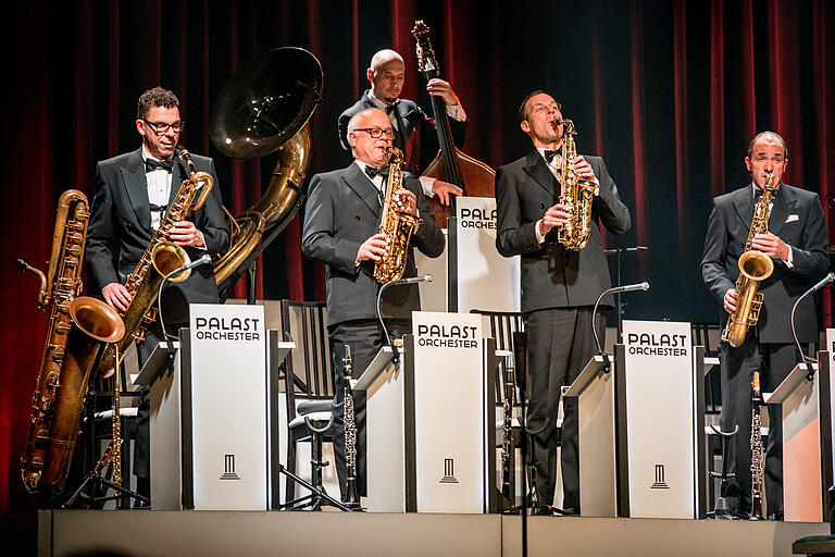 Feine Töne: Die Sax-Gruppe des Palast-Orchesters.