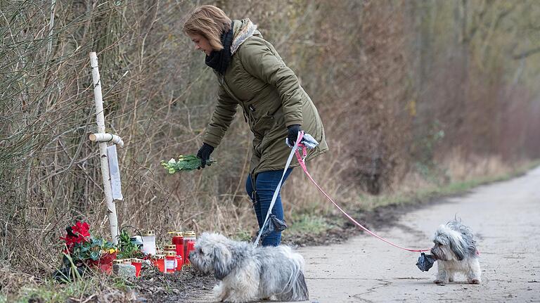 Die Unfallstelle, rund 400 Meter von der Staatsstraße bei Hettstadt entfernt. In den Tagen und Wochen nach dem Unfall erinnerten Blumen und Kerzen an den Tod der 26-jährigen Spaziergängerin.&nbsp;