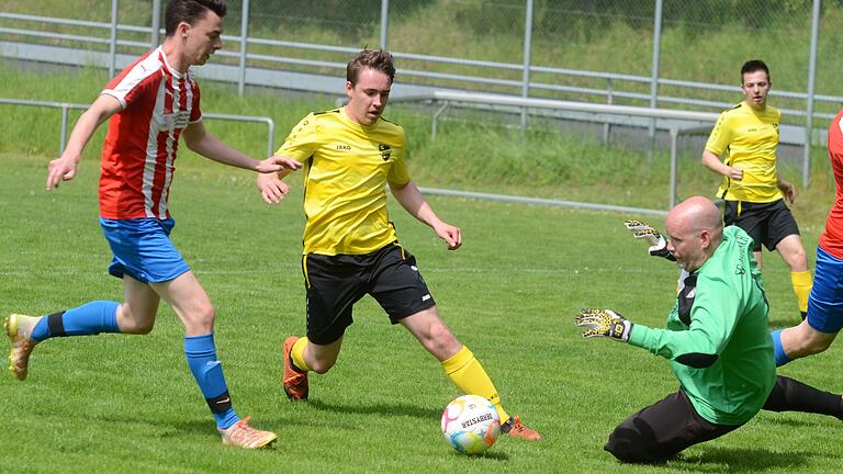 Yannick Wolf (Bildmitte), auf diesem Archivfoto von Yves Krumpholz (links) und Torwart Nicolas Monnet vom FC Karsbach attackiert, hat in der abgelaufenen Kreisklassen-Saison 23 Tore erzielt.