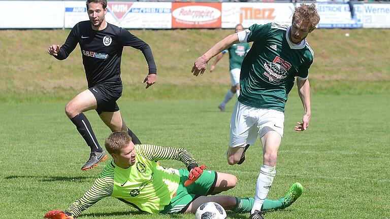 Unterwegs zum 1:0 für den TSV Neuhütten-Wiesthal: Torschütze Lukas Salg (vorne). Keilbergs Torwart Kevin Brückner (vorne links) und sein Teamkollege Daniel Reinhardt sind nur Zuschauer.