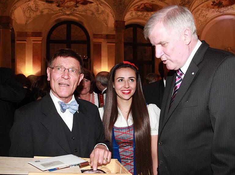 Eberhartd Sinner und das Lohrer Schneewittchen Maria Breitenbach überreichen Ministerpräsident Horst Seehofer 2013 beim Staatsemfang in Würzburg einen Lohrer Fabulologenwein.&nbsp;