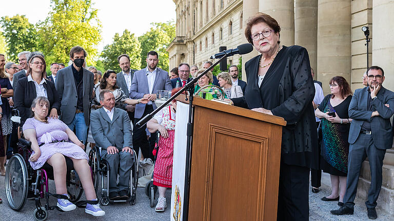 Ihr ganzes politisches Leben lang machte sich Barbara Stamm für schwache und für Menschen&nbsp; mit Handicap stark.&nbsp; Hier beim Staatsempfang 60 Jahre Lebenshilfe im Garten der Würzburger Residenz.&nbsp;