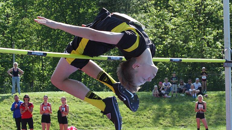 Leichtathletik-Kreismeisterschaft in Bad Kissingen       -  Spektakuläre Sprünge über die Latte zeigte einmal Mehr Finn Hauk vom LAZ Kreis Würzburg in der Jugend U18.