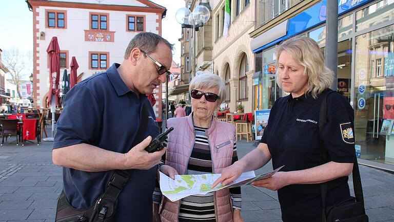 Eine Passantin macht bei der Sicherheitswacht ihrem Ärger über frei laufende Hunde und deren Hinterlassenschaften Luft. Auf der Karte lassen sich Martina Lenk (rechts) und Wolfgang Fichte  (links) zeigen, wo es Probleme gibt und sie öfter kontrollieren sollten.Ralf Ruppert       -  Eine Passantin macht bei der Sicherheitswacht ihrem Ärger über frei laufende Hunde und deren Hinterlassenschaften Luft. Auf der Karte lassen sich Martina Lenk (rechts) und Wolfgang Fichte  (links) zeigen, wo es Probleme gibt und sie öfter kontrollieren sollten.Ralf Ruppert