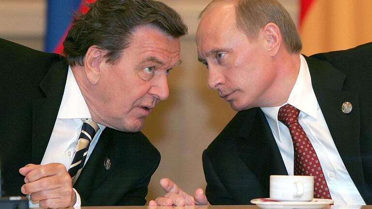 Ex-Bundeskanzler Gerhard Schröder 2005 im Gespräch mit dem russischen Präsidenten Wladimir Putin. Die beiden Männer gelten als alte Freunde.