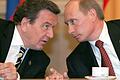 Ex-Bundeskanzler Gerhard Schröder 2005 im Gespräch mit dem russischen Präsidenten Wladimir Putin. Die beiden Männer gelten als alte Freunde.