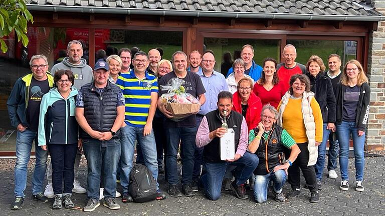 Gruppenfoto mit Siggi und Susi Verdonk, die ihr Hotel monatelang als Zufluchtsort und Anlaufstelle zur Verfügung gestellt hatten.