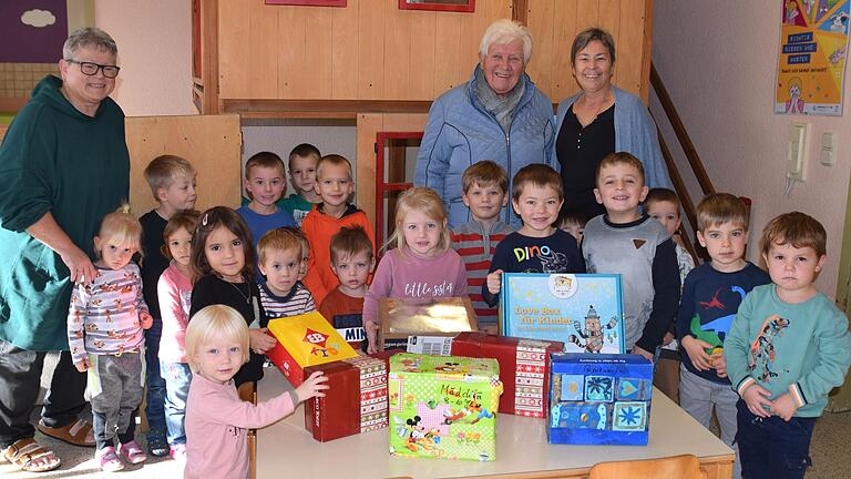 Der Kindergarten Sömmersdorf beteiligt sich auch heuer an der Weihnachtspäckchenaktion für Rumänien. Darüber freuen sich Kindergartenleiterin Andrea Herzog (links), Elisabeth Seemann (hinten Mitte) und Kindergartenmitarbeiterin Susanne Mergenthal (hinten rechts).