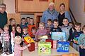 Der Kindergarten Sömmersdorf beteiligt sich auch heuer an der Weihnachtspäckchenaktion für Rumänien. Darüber freuen sich Kindergartenleiterin Andrea Herzog (links), Elisabeth Seemann (hinten Mitte) und Kindergartenmitarbeiterin Susanne Mergenthal (hinten rechts).