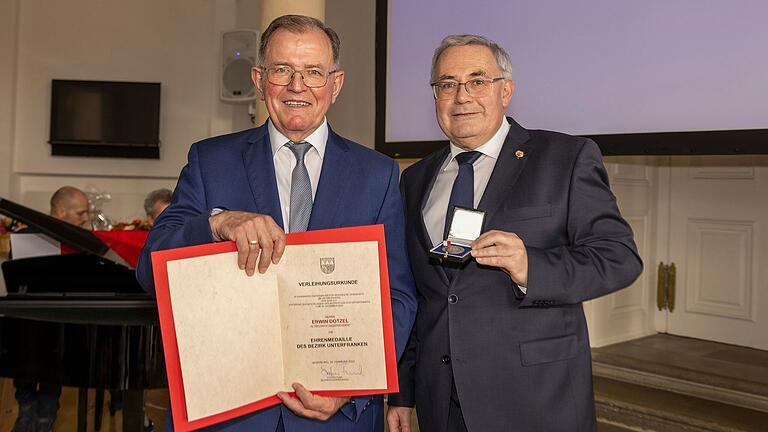 Für seine Verdienste um Unterfranken wurde Erwin Dotzel (links) zum Alt-Bezirkstagspräsidenten ernannt und von seinem Nachfolger Stefan Funk mit der Bezirksmedaille geehrt.