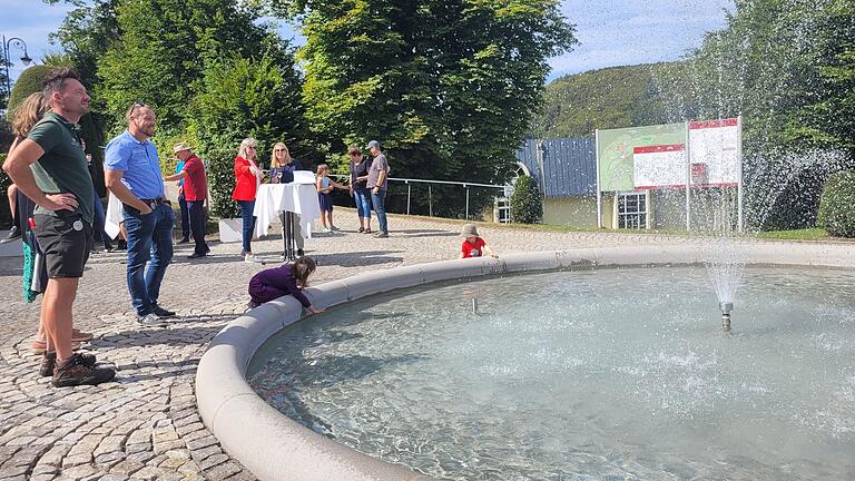 Brunnen am Bellevue im Staatsbad Brückenau eingeweiht       -  Der neue Brunnen am Bellevue im Staatsbad Brückenau war gleich Anziehungspunkt vor allem für die Kinder.