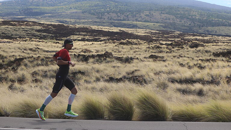Dominik Renninger: Finisher beim Ironman auf Hawaii - Durch die einsamen Lavafelder dem Ziel entgegen: der Bad Kissinger Dominik Renninger, der auf der Marathonstrecke später Gesellschaft von einem oberfränkischen Läufer bekam. Dominik Renninger: Finisher beim Ironman auf Hawaii - Durch die einsamen Lavafelder dem Ziel entgegen: der Bad Kissinger Dominik Renninger, der auf der Marathonstrecke später Gesellschaft von einem oberfränkischen Läufer bekam.