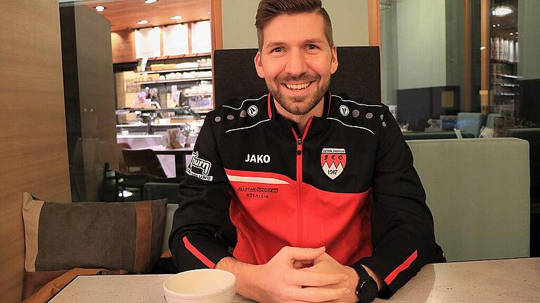 Erst mal einen Schluck Kaffee: Trainer Julian Göbel kann mit dem FC Gerolzhofen auf eine vielversprechende Runde blicken.