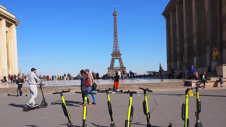 E-Scooter in Paris       -  E-Tretroller zum Mieten auf der Place du Trocadero - Auch in Paris sind Touristen und Einheimische oft recht unvorsichtig unterwegs. Die Stadt denkt nun über ein Verbot nach.