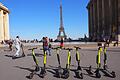 E-Scooter in Paris       -  E-Tretroller zum Mieten auf der Place du Trocadero - Auch in Paris sind Touristen und Einheimische oft recht unvorsichtig unterwegs. Die Stadt denkt nun über ein Verbot nach.