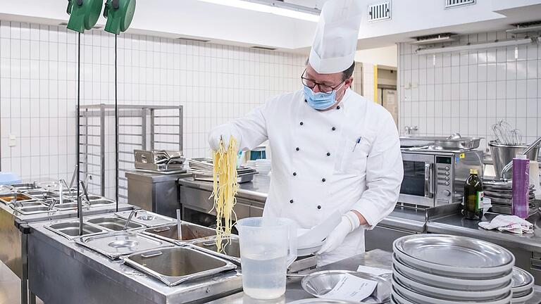 In der Diätküche geht es ruhiger zu. Hier wird für die einzelnen Patientinnen und Patienten extra gekocht. In der Diätküche geht es ruhiger zu. Hier wird für die einzelnen Patientinnen und Patienten extra gekocht.