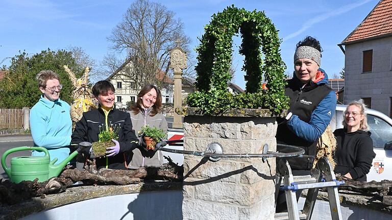 Den Lülsfelder Osterbrunnen schmückten die sichtlich gut gelaunten Frauen (von links): Nicole Markert, Jessica Grünewald, Carmen Heinrichs, Tanja Braun und Jessica Wohlfart. Es fehlt Stefanie Schemmel. Den Lülsfelder Osterbrunnen schmückten die sichtlich gut gelaunten Frauen (von links): Nicole Markert, Jessica Grünewald, Carmen Heinrichs, Tanja Braun und Jessica Wohlfart. Es fehlt Stefanie Schemmel.