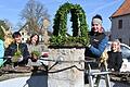 Den Lülsfelder Osterbrunnen schmückten die sichtlich gut gelaunten Frauen (von links): Nicole Markert, Jessica Grünewald, Carmen Heinrichs, Tanja Braun und Jessica Wohlfart. Es fehlt Stefanie Schemmel.